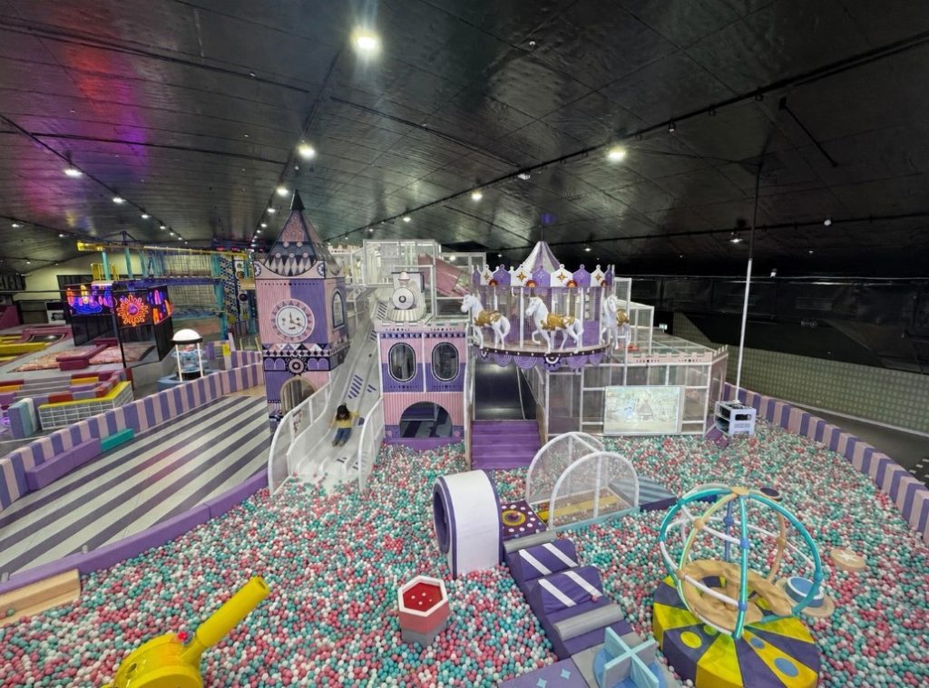 Minoland Oakley Playcentre and slides
